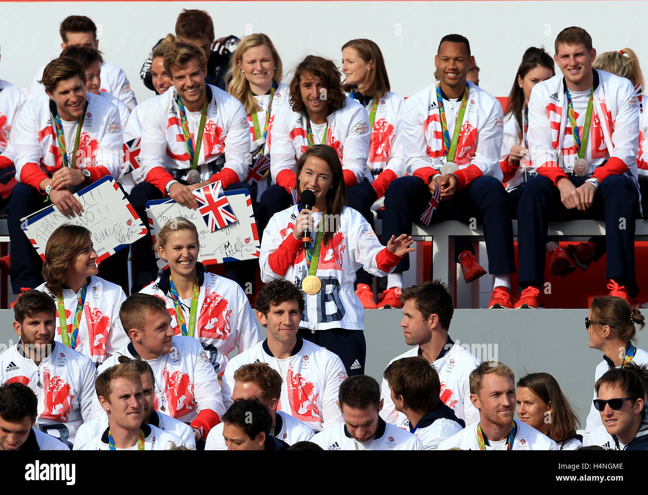 Great Britain Maddie Hinch (Mitte) während der Olympischen und Paralympischen Athleten Helden zurück in London. Stockfoto
