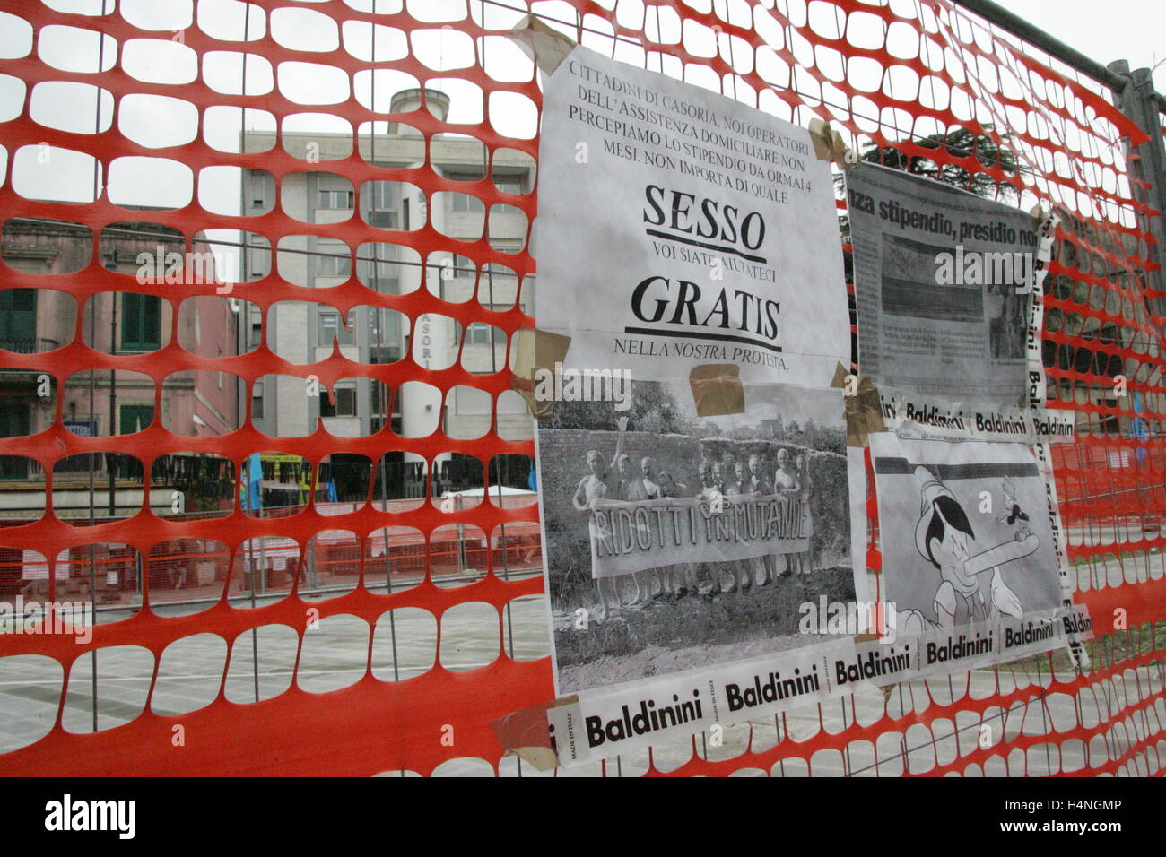 Casoria, Italien. 18. Oktober 2016. Ein Sit-in Protest wegen Nichtzahlung der Vergütung für Mitarbeiter zu OSS (Operatori sozio Sanitari) Soziales und Gesundheit der Arbeitnehmer ohne Bezahlung für vier Monate protestieren mit einer Garnison von Protest im Rathaus. © Salvatore Esposito/Pacific Press/Alamy Live-Nachrichten Stockfoto