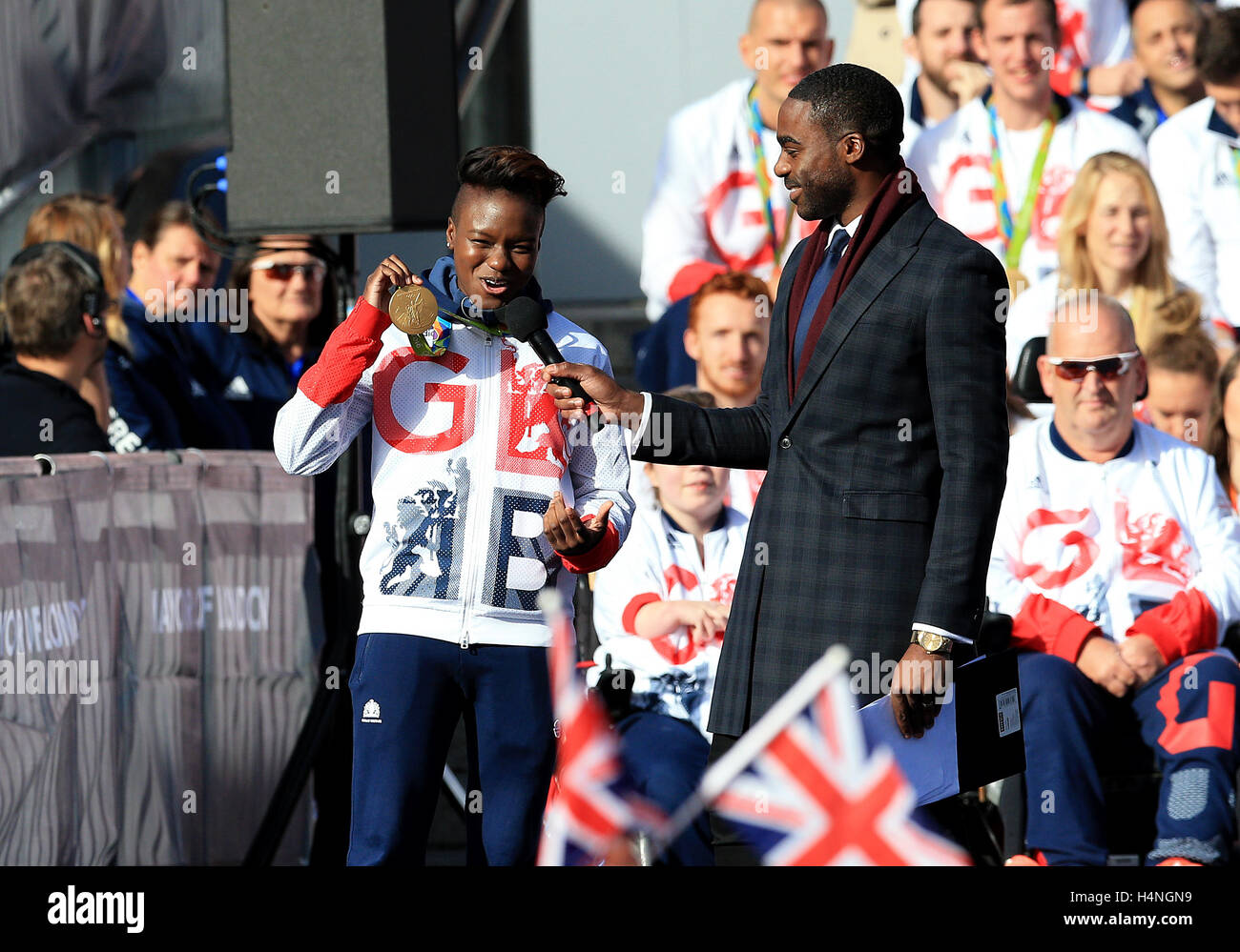 Englands Nicola Adams (links) während der Olympischen und Paralympischen Athleten Helden zurück in London. Stockfoto
