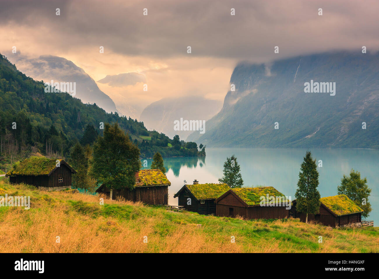 Alte Bauernhäuser am See Lovatnet im Tal Lodalen in der Nähe von Dorf Loen in Sogn Og Fjordane Grafschaft, Norwegen Stockfoto