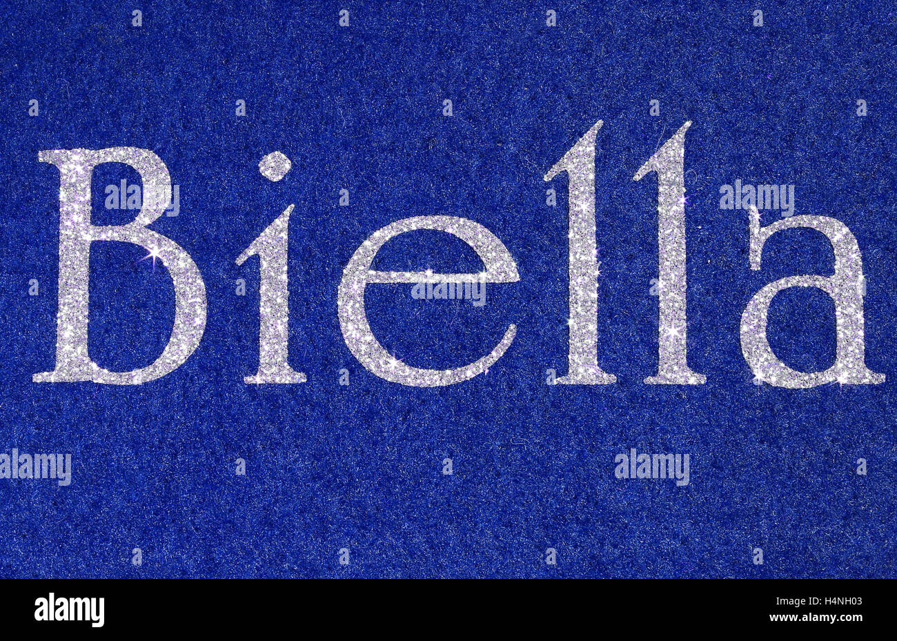 Biella geschrieben von einer italienischen Stadt am Stoff Hintergründe und Charaktere in Glitzer Stockfoto
