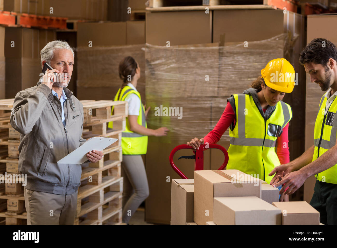 Warehouse Manager und Arbeiter ein Versandvorbereitung Stockfoto