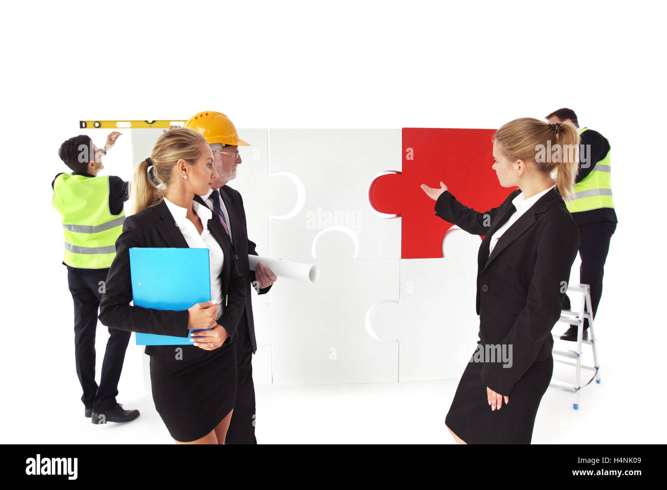 Team von Unternehmen und Arbeitnehmer Assmebling Puzzle isoliert auf weiss Stockfoto