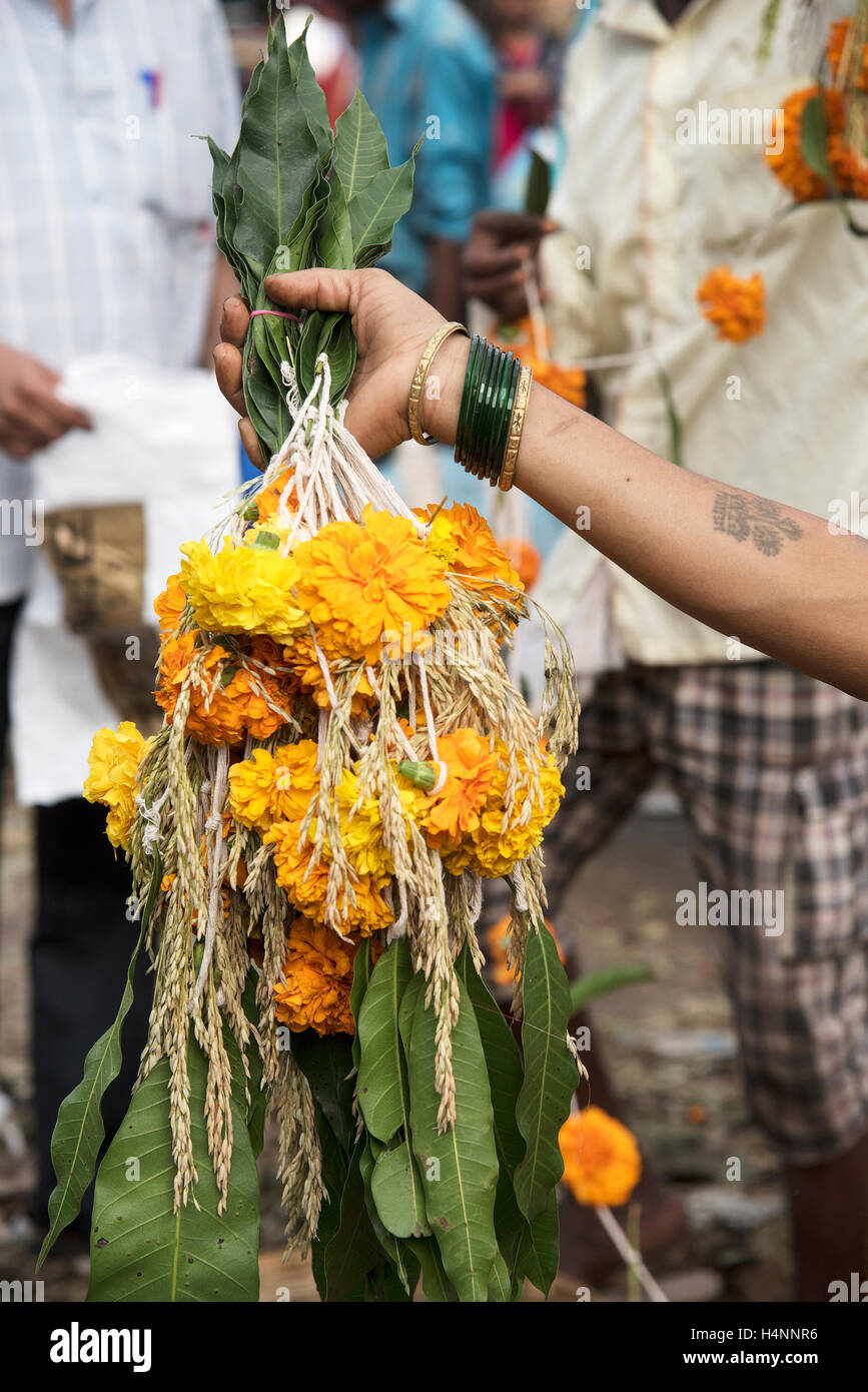 Das Bild der Frau verkaufen Blumengirlande auf Dassera Festival am Markt in Dadar Mumbai; Maharashtra; Indien Stockfoto