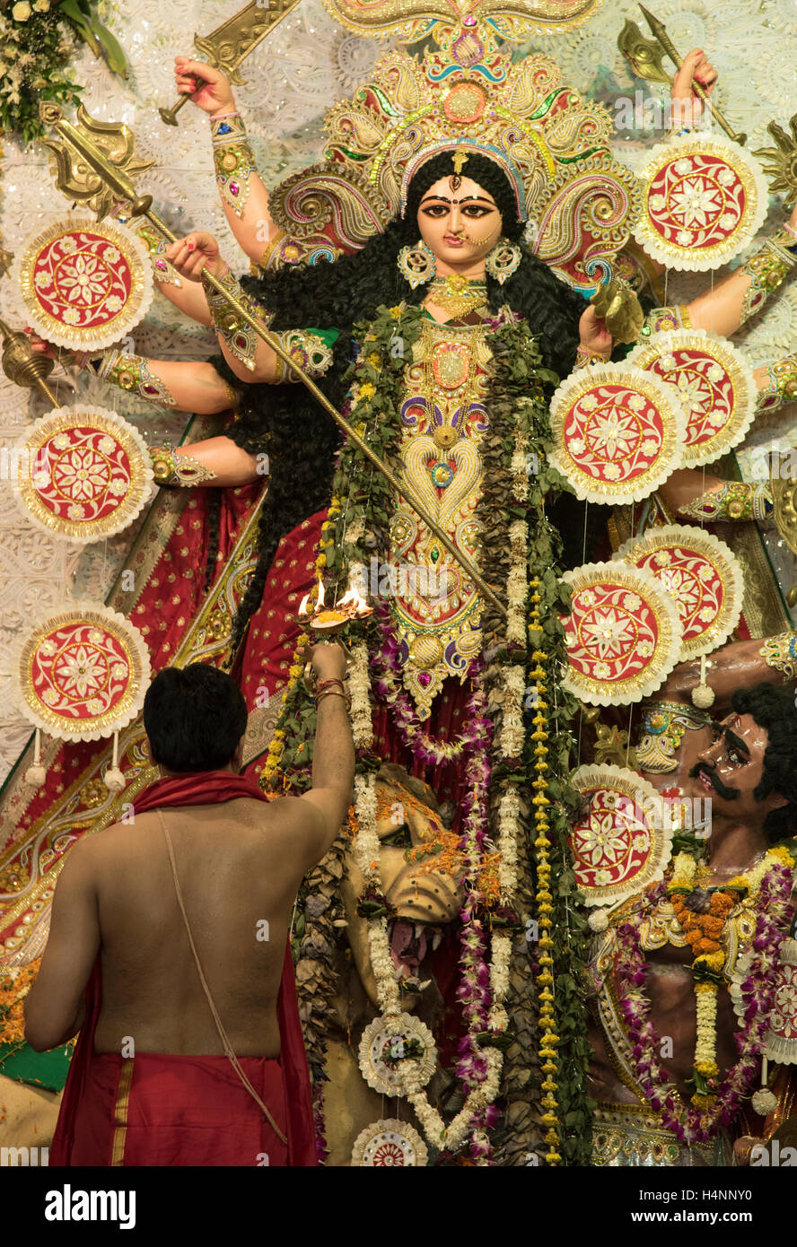 Das Bild des Pandit beten vor der Göttin Durga, Mumbai, Maharashtra, Indien Stockfoto