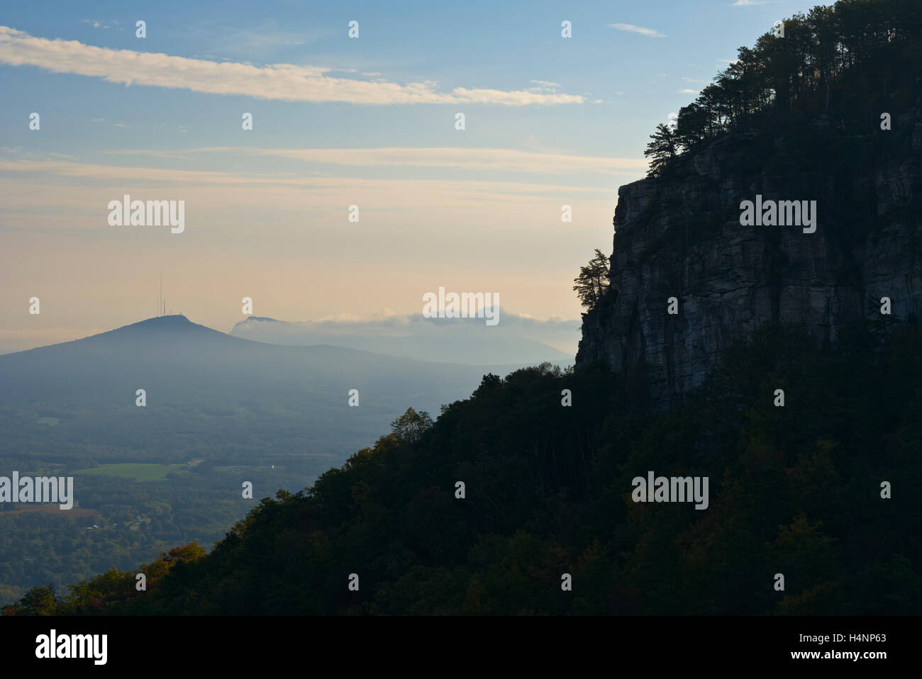 Großen Pinnacle Pilot Mountain State Park. Nord-Carolina. Sauratown Berg und hängenden Rock State Park im Hintergrund Stockfoto