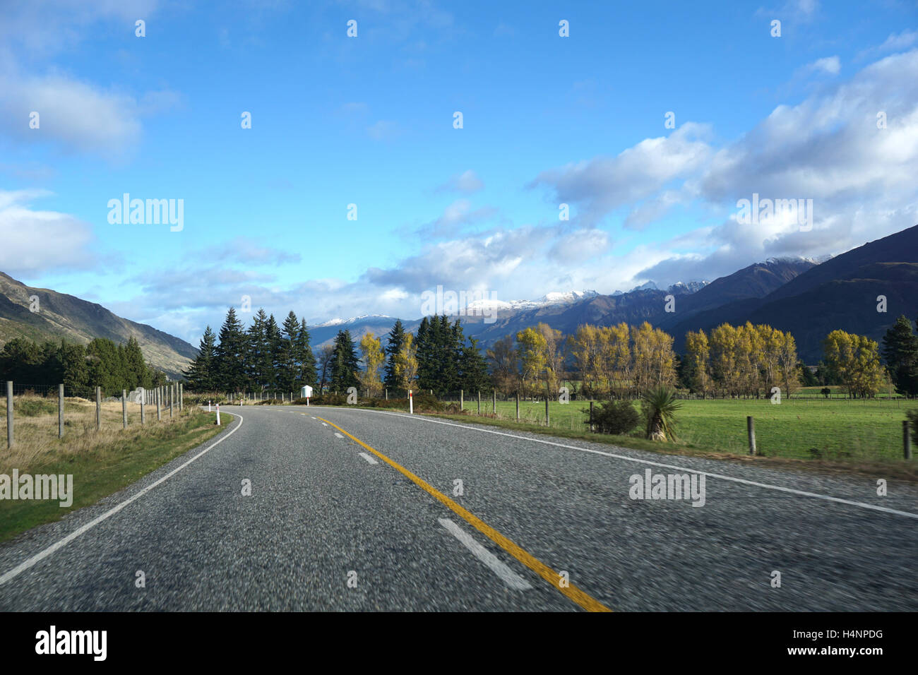 In Bewegung auf offener Straße, Südinsel, Neuseeland in der Nähe von Lake Wanaka (Südinsel) Stockfoto