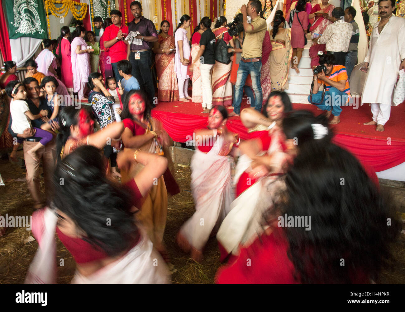 Das Bild der Bengali verheiratet Frauen tanzen mit Trommel schlagen am Ende des Festivals. Auf die letzten Durga Puja verheiratete Frauen von Dwan Stockfoto