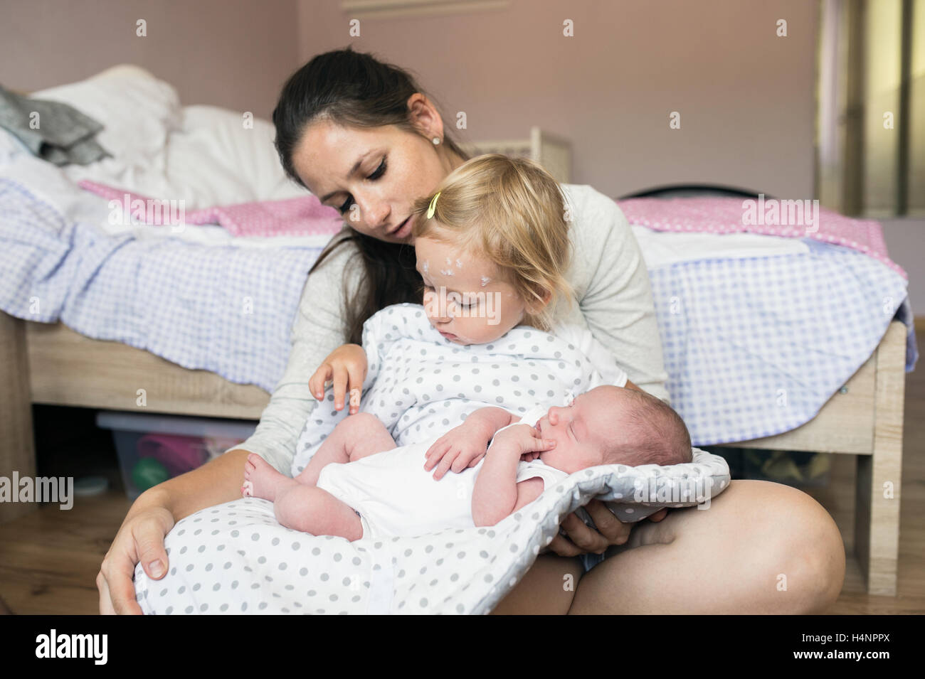 Holding-Tochter mit Windpocken und ihrem Baby Sohn Mutter Stockfoto