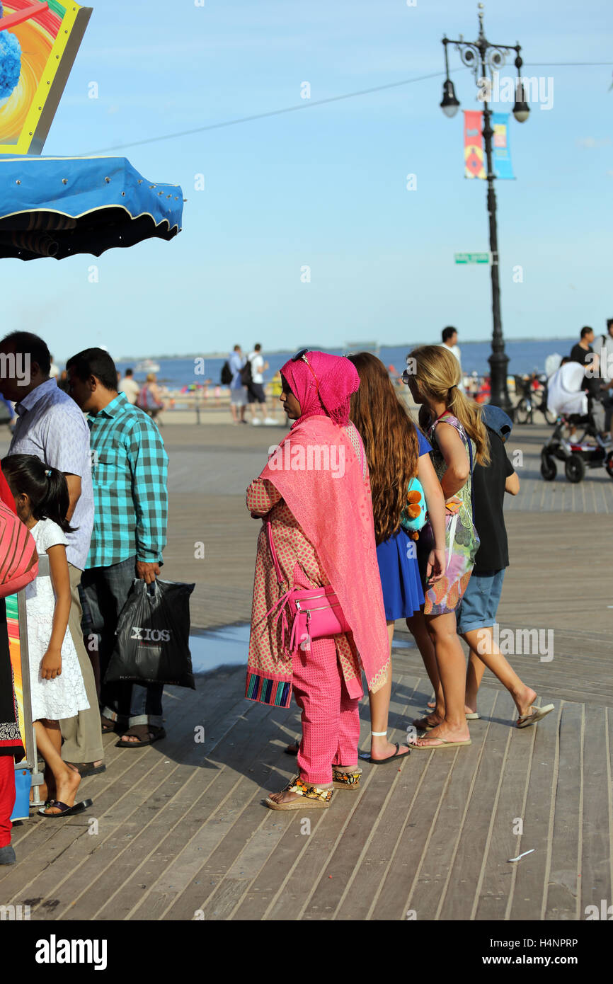 Kunden bei aromatisierte Eis stehen Coney Island Boardwalk Brooklyn New York City Stockfoto