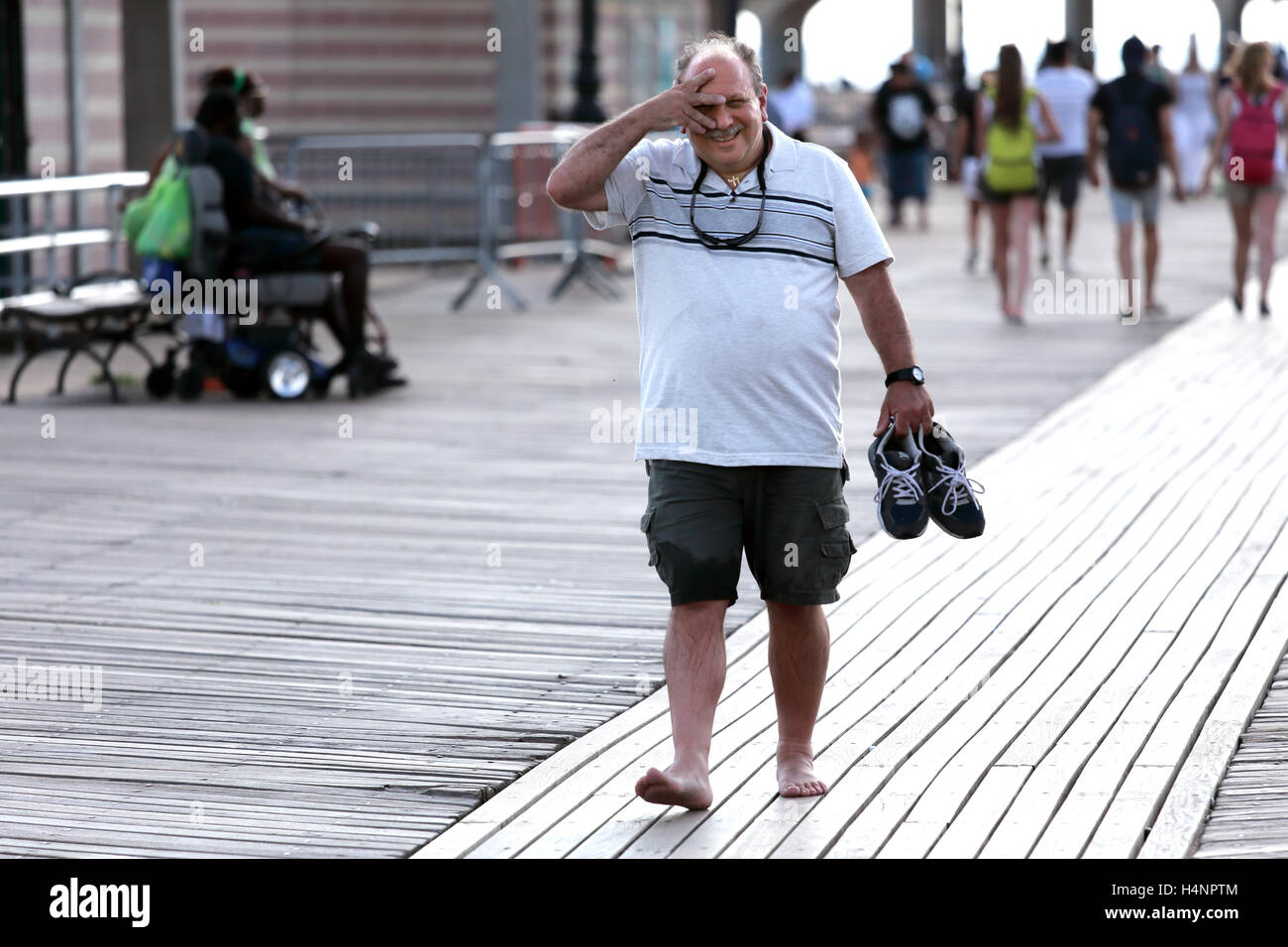 Mann am Boardwalk Coney Island Brookly New York City Stockfoto