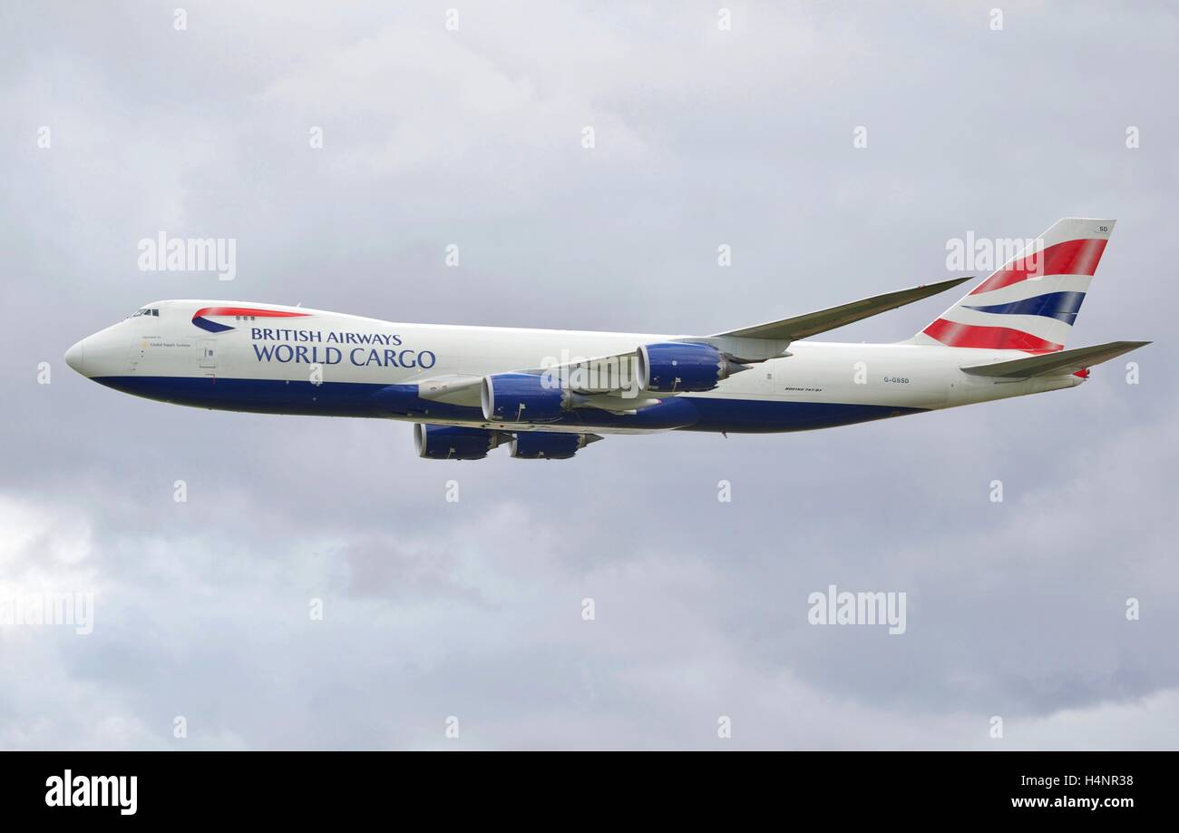 Eine British Airways World Cargo Boeing 747-8-Vorbeiflug bei Duxford Airshow. Stockfoto