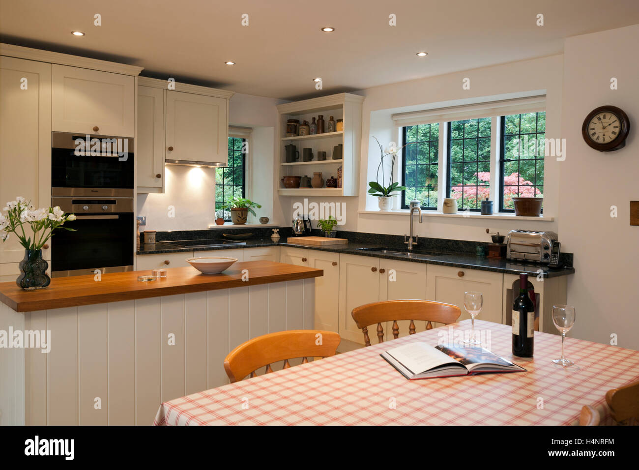 Eine moderne Küche und Essbereich Stockfoto