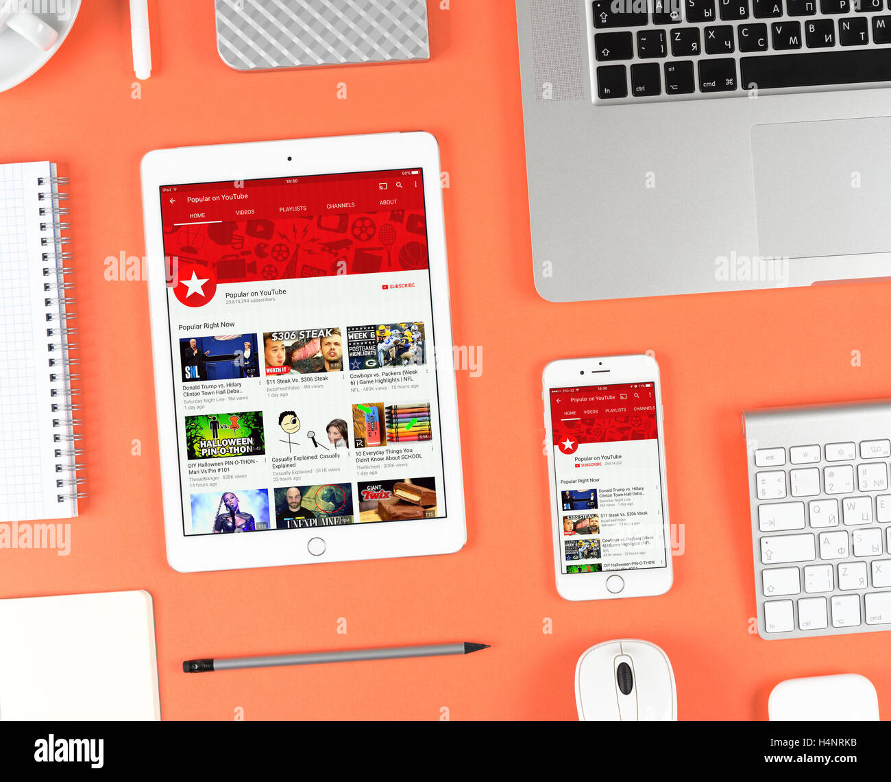 IPhone und Ipad über rot Hintergrund anzeigen von Youtube-app Stockfoto
