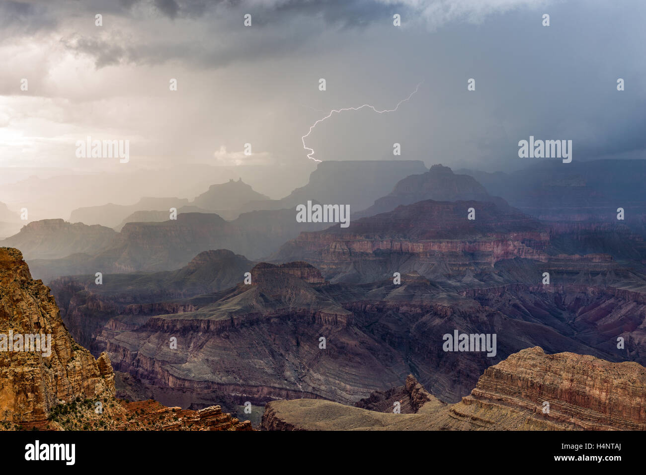 Gewitter mit Blitzen über dem Grand Canyon in Arizona Stockfoto