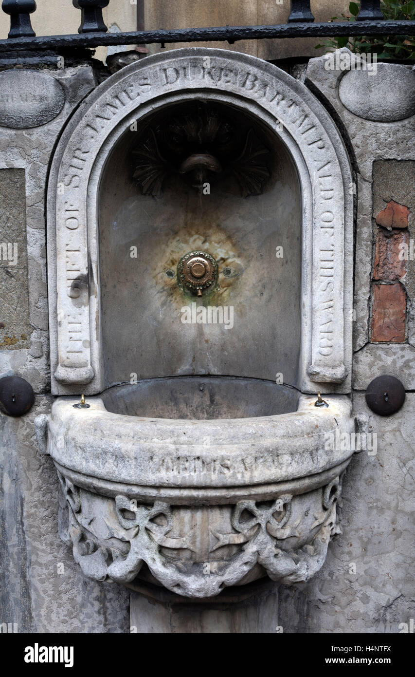 Brunnen außerhalb St. Dunstan in der Westkirche, Fleet Street, London, UK Stockfoto