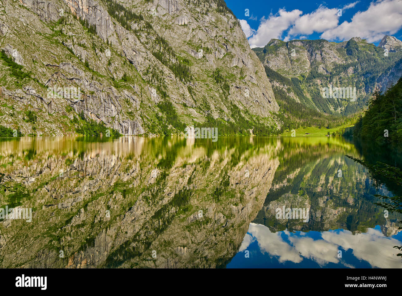 Wunderschönen Obersee See (in der Nähe Königssee) mit Wasser-Spiegel in Bayern, Deutschland Stockfoto