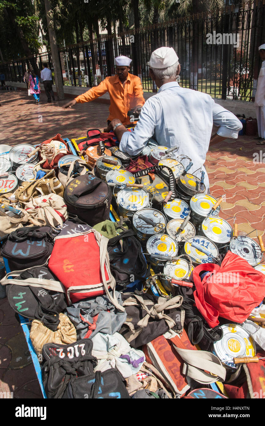 Dabbawalla. Tiffin Mittagessen Boxensystem von Lebensmittellieferungen in Mumbai, Bombay, Maharashtra, Indien. Stockfoto