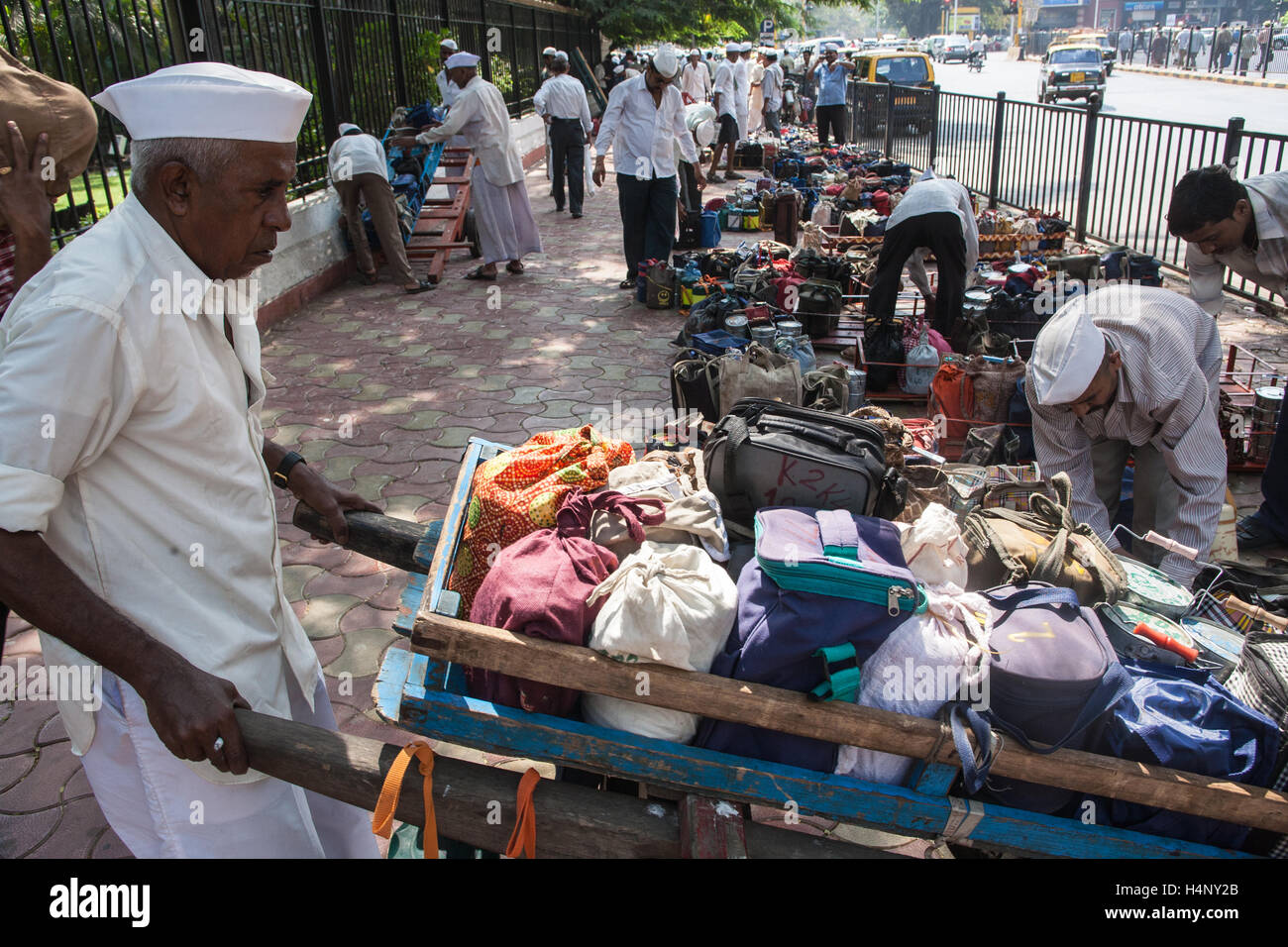 Dabbawalla. Tiffin Mittagessen Boxensystem von Lebensmittellieferungen in Mumbai, Bombay, Maharashtra, Indien. Stockfoto