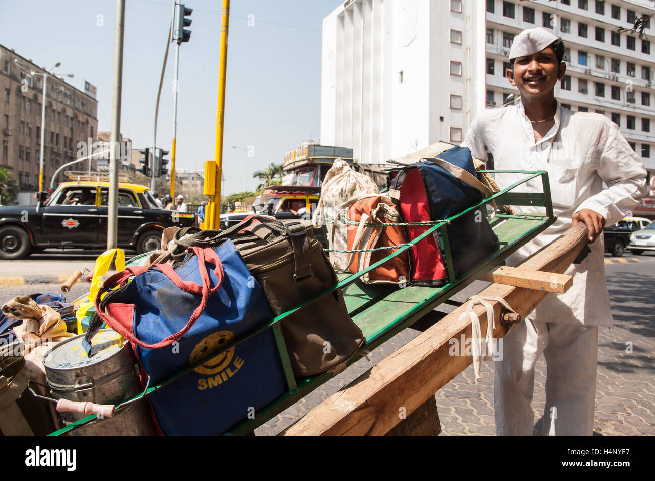 Dabbawalla. Tiffin Mittagessen Boxensystem von Lebensmittellieferungen in Mumbai, Bombay, Maharashtra, Indien. Stockfoto