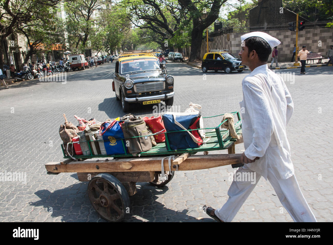 Dabbawalla. Tiffin Mittagessen Boxensystem von Lebensmittellieferungen in Mumbai, Bombay, Maharashtra, Indien. Stockfoto