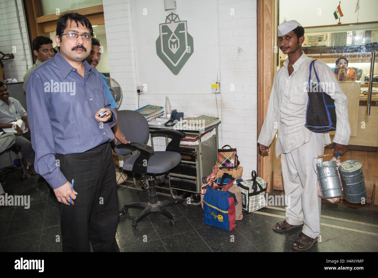 Dabbawalla. Tiffin Mittagessen Boxensystem von Lebensmittellieferungen in Mumbai, Bombay, Maharashtra, Indien. Stockfoto