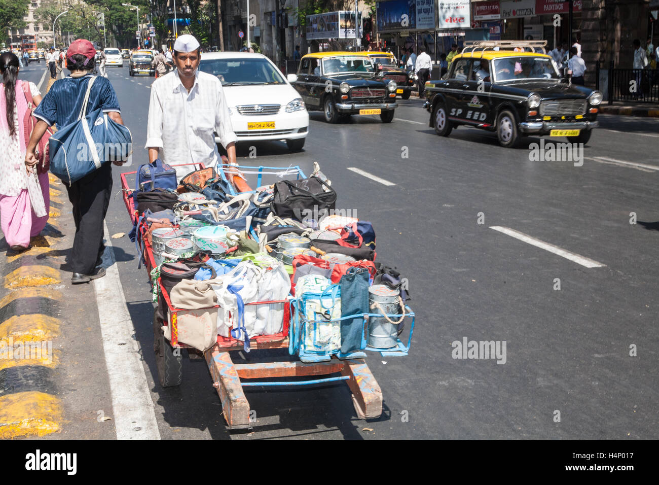 Dabbawalla. Tiffin Mittagessen Boxensystem von Lebensmittellieferungen in Mumbai, Bombay, Maharashtra, Indien. Stockfoto