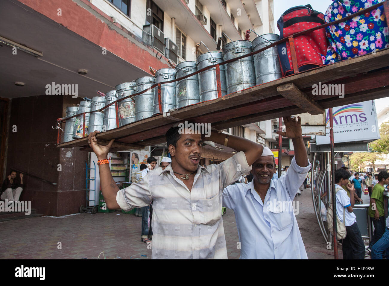 Dabbawalla. Tiffin Mittagessen Boxensystem von Lebensmittellieferungen in Mumbai, Bombay, Maharashtra, Indien. Stockfoto