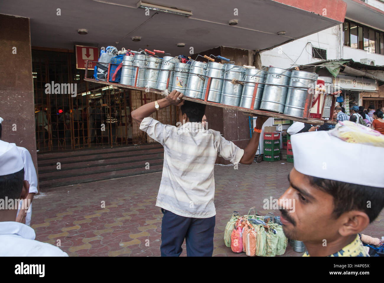 Dabbawalla. Tiffin Mittagessen Boxensystem von Lebensmittellieferungen in Mumbai, Bombay, Maharashtra, Indien. Stockfoto