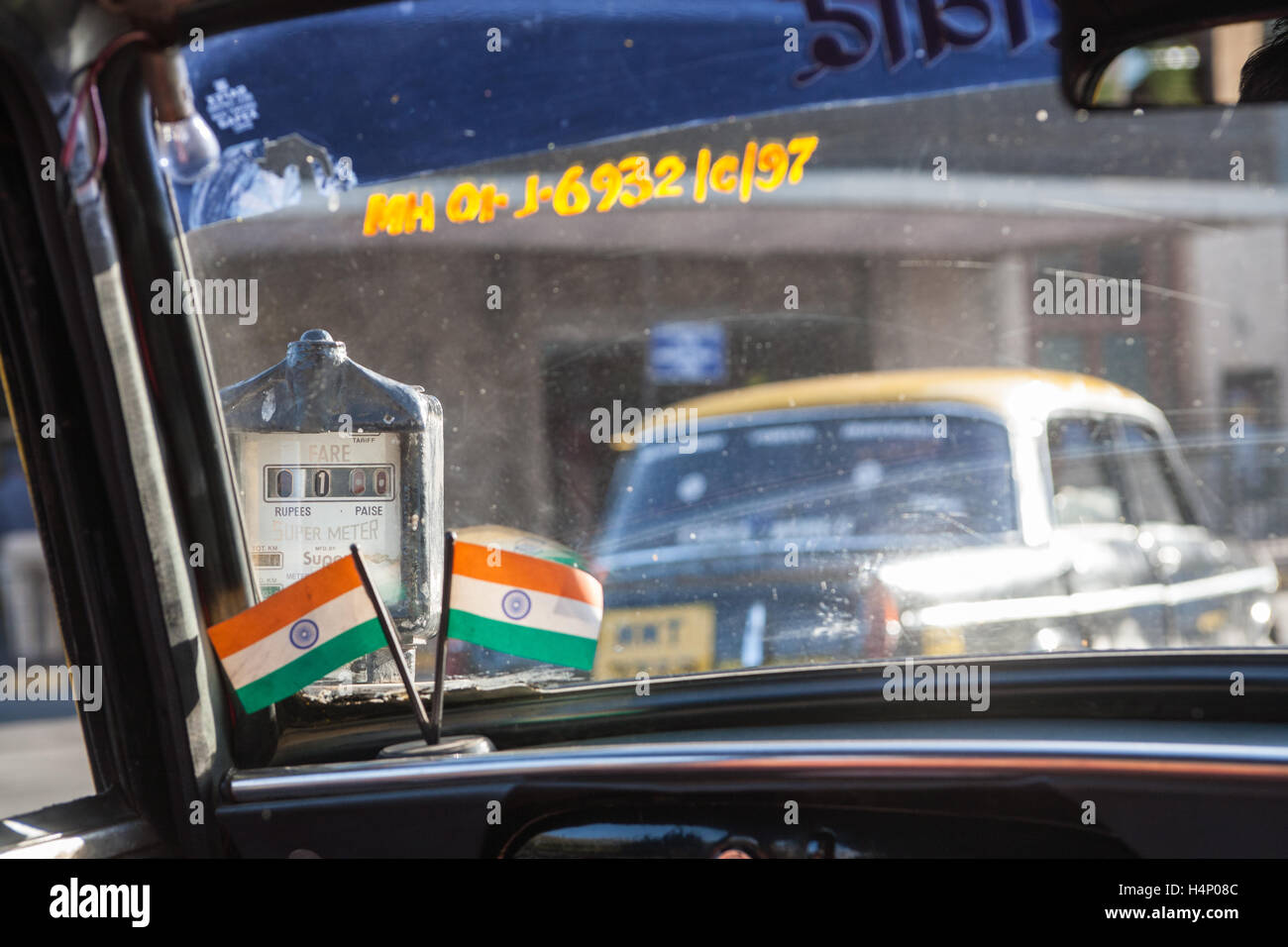 Indische Flaggen in einem typischen Taxi im Zentrum von Mumbai, Maharashtra, Indien, Süd-Asien. Stockfoto