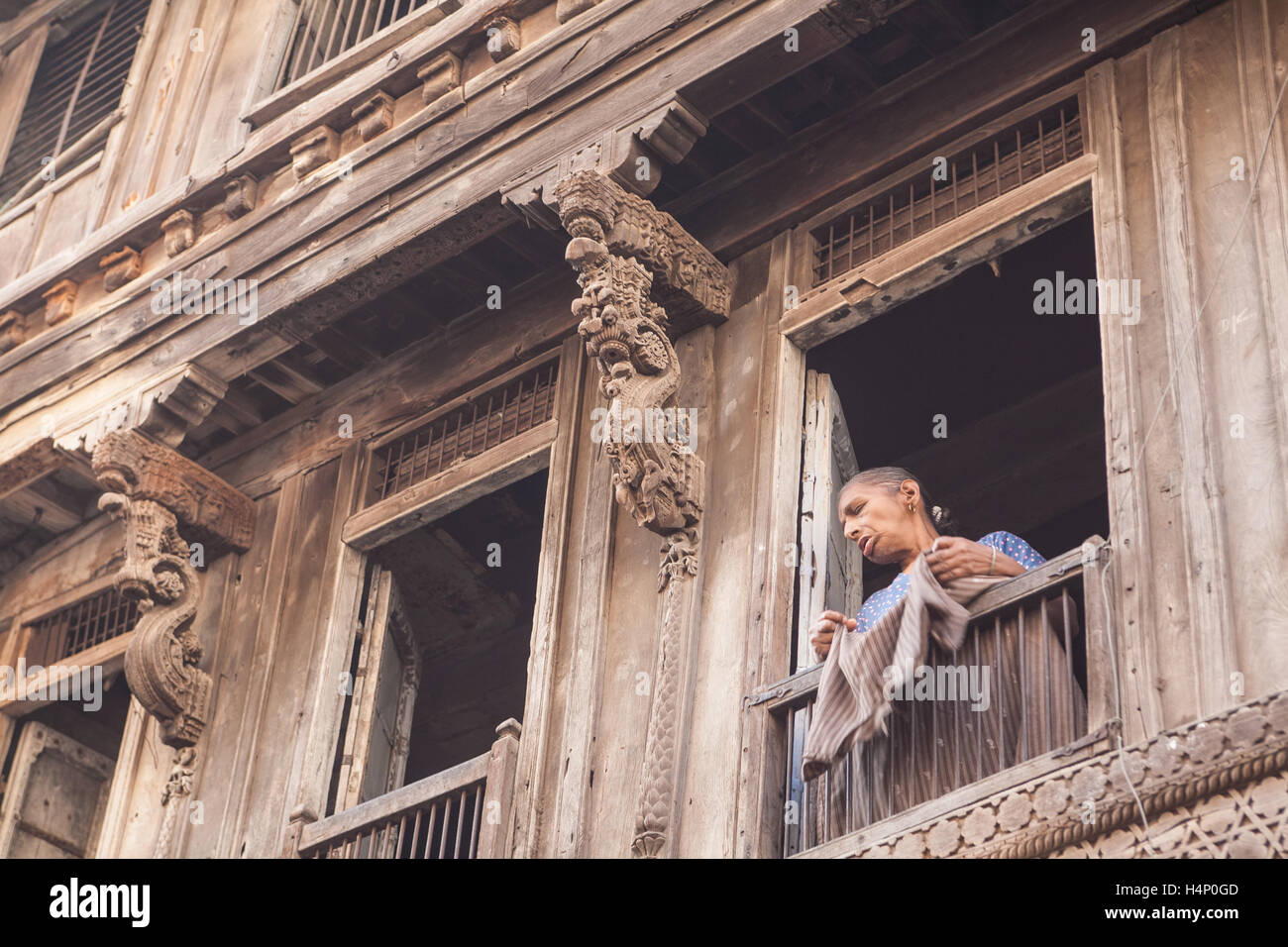 Architektur in der ummauerten Altstadt von Ahmedabad Stadt, Staat Gujarat, Indien in Südasien. Stockfoto