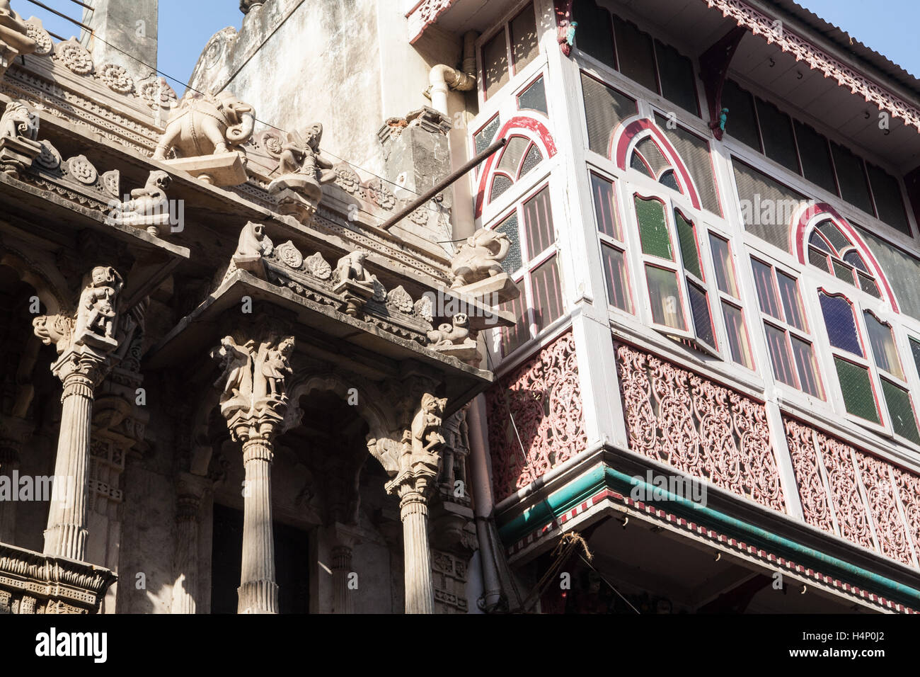 Architektur in der ummauerten Altstadt von Ahmedabad Stadt, Staat Gujarat, Indien in Südasien. Stockfoto