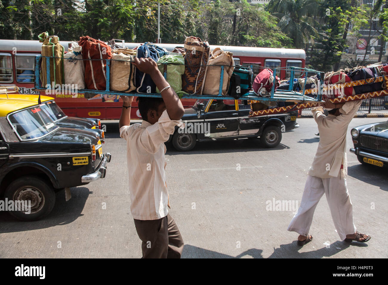 Dabbawalla. Tiffin Mittagessen Boxensystem von Lebensmittellieferungen in Mumbai, Bombay, Maharashtra, Indien. Stockfoto