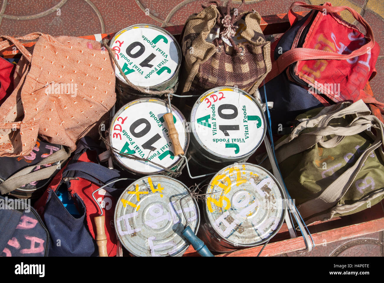 Dabbawalla. Tiffin Mittagessen Boxensystem von Lebensmittellieferungen in Mumbai, Bombay, Maharashtra, Indien. Stockfoto