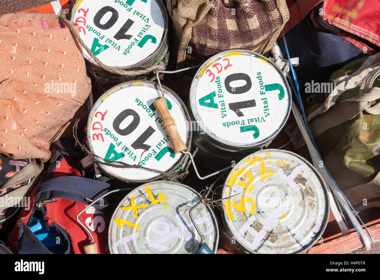 Dabbawalla. Tiffin Mittagessen Boxensystem von Lebensmittellieferungen in Mumbai, Bombay, Maharashtra, Indien. Stockfoto