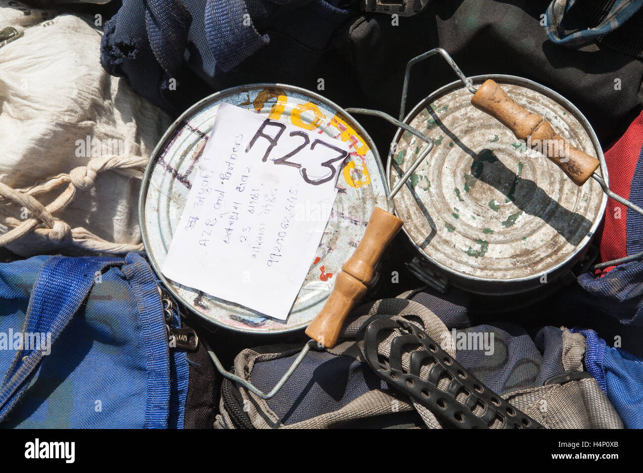 Dabbawalla. Tiffin Mittagessen Boxensystem von Lebensmittellieferungen in Mumbai, Bombay, Maharashtra, Indien. Stockfoto