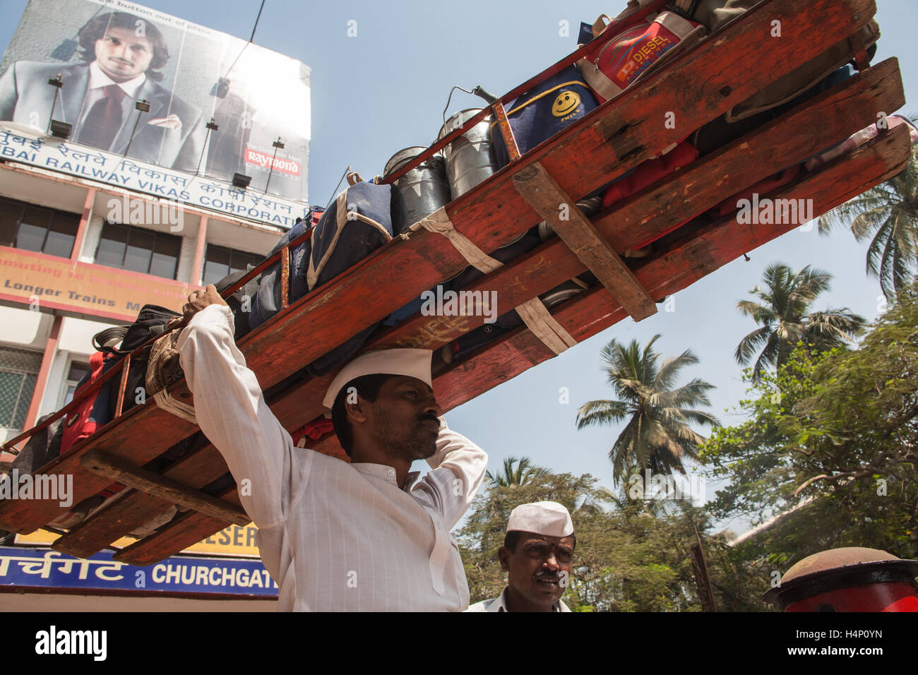 Dabbawalla. Tiffin Mittagessen Boxensystem von Lebensmittellieferungen in Mumbai, Bombay, Maharashtra, Indien. Stockfoto