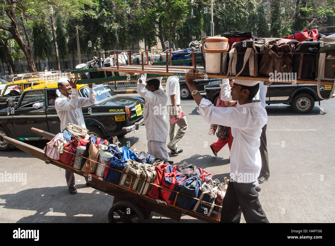Dabbawalla. Tiffin Mittagessen Boxensystem von Lebensmittellieferungen in Mumbai, Bombay, Maharashtra, Indien. Stockfoto