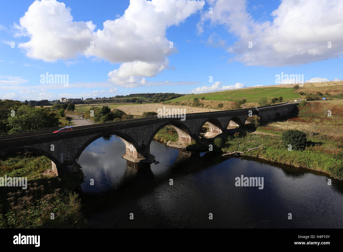 Erhöhte Ansicht der Straßenbrücke über den Fluss North Esk Angus Scotland Oktober 2016 Stockfoto