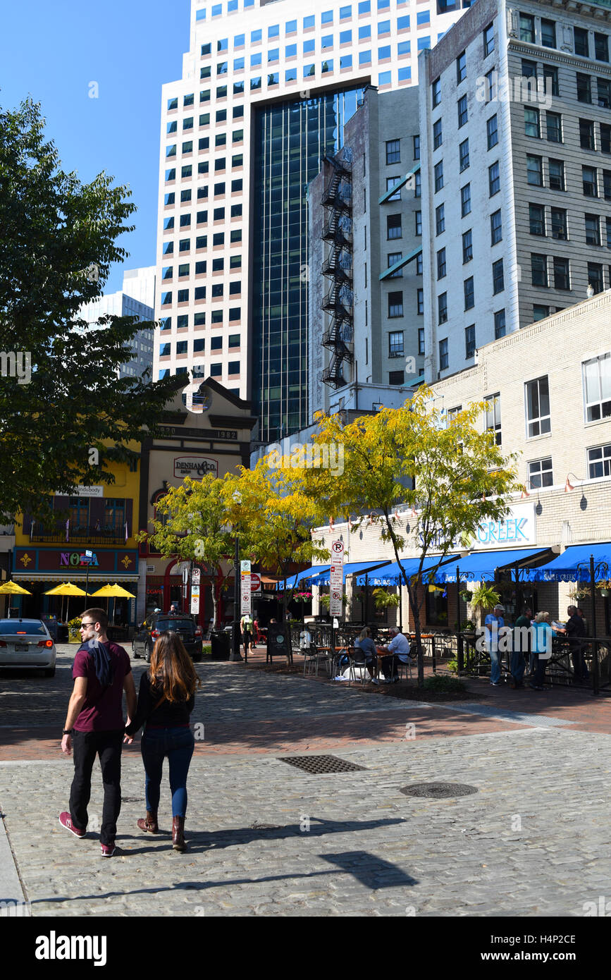 USA, Pittsburgh PA Pennsylvania Markt Quadrat ein paar Spaziergang auf dem gepflasterten Stein Straße rund um den Park voller restaurants Stockfoto