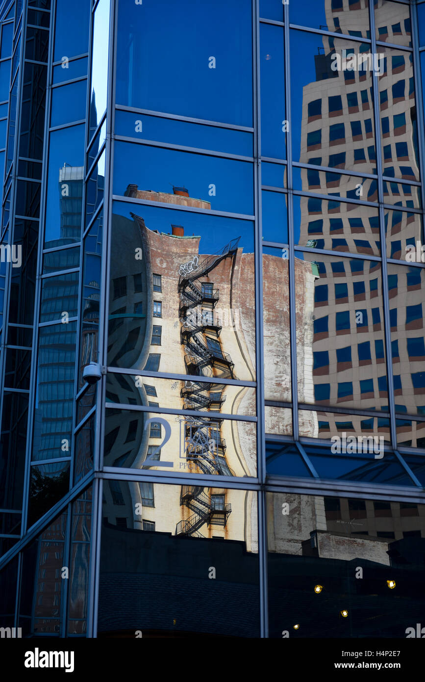 USA, Pittsburgh PA PA Reflexion eines alten Gebäudes in das Glas aus dem PPG-Gebäude Stockfoto