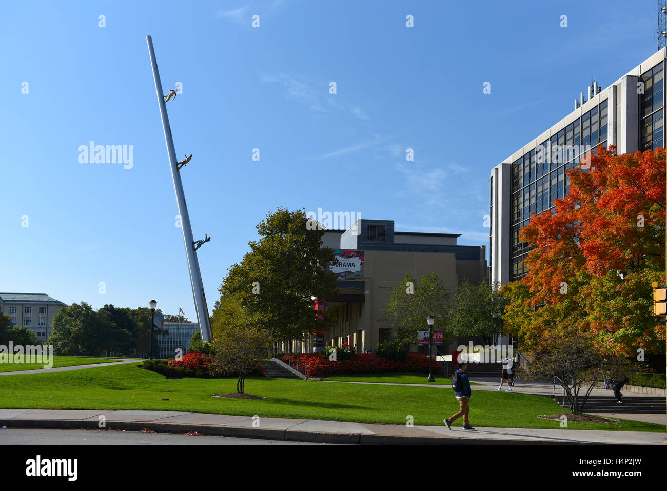 Campus der Universität von Pittsburgh PA PA USA von Carnegie Mellon verlieben Kunstwerk "Walking to the Sky" Jonathan Borofsky Stockfoto