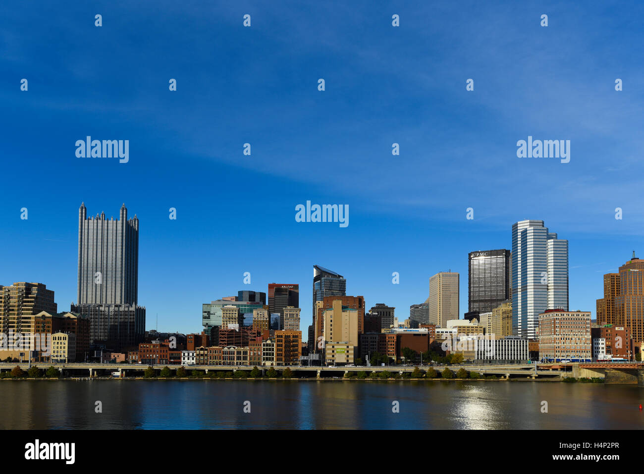 Skyline von Pittsburgh PA PA USA entlang den Monongahela Fluss im Süden des Flusses Stockfoto