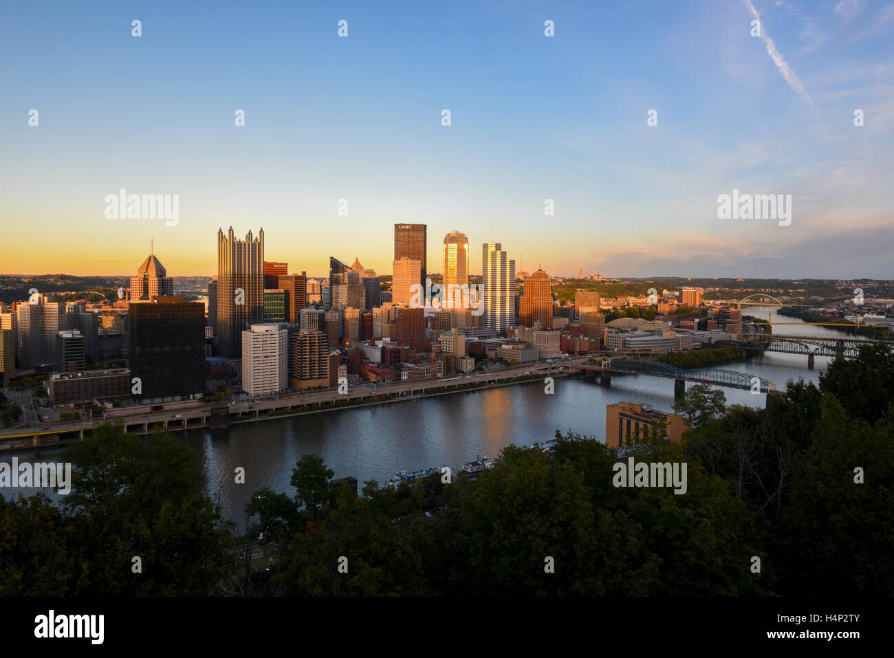 USA Pittsburgh PA Pennsylvania Skyline in der Abenddämmerung Nacht bauen Hochhaus Wolkenkratzer Stockfoto