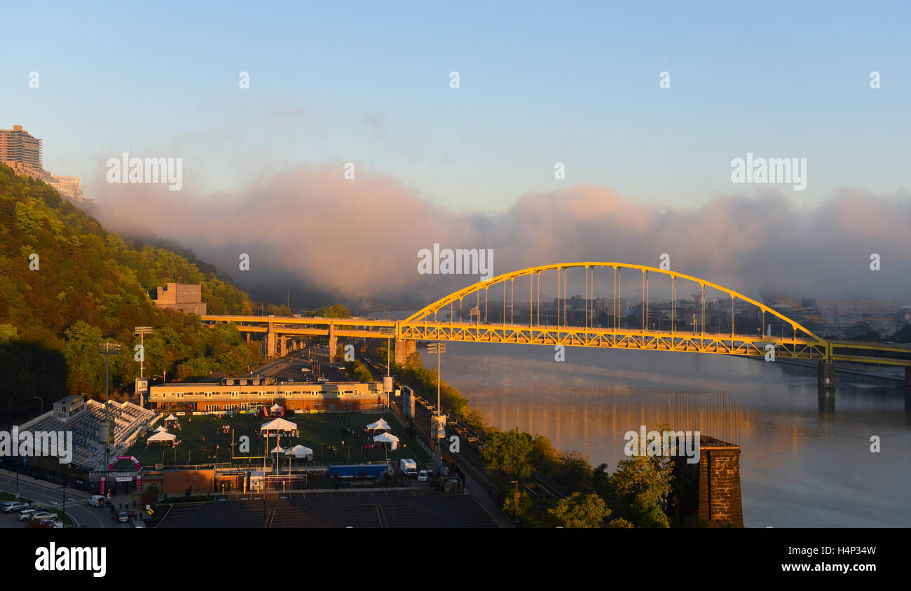 USA Pittsburgh PA Pennsylvania Low Nebel auf dem Ohio und Monongahela Flüsse Fort Pitt Brücke Stockfoto