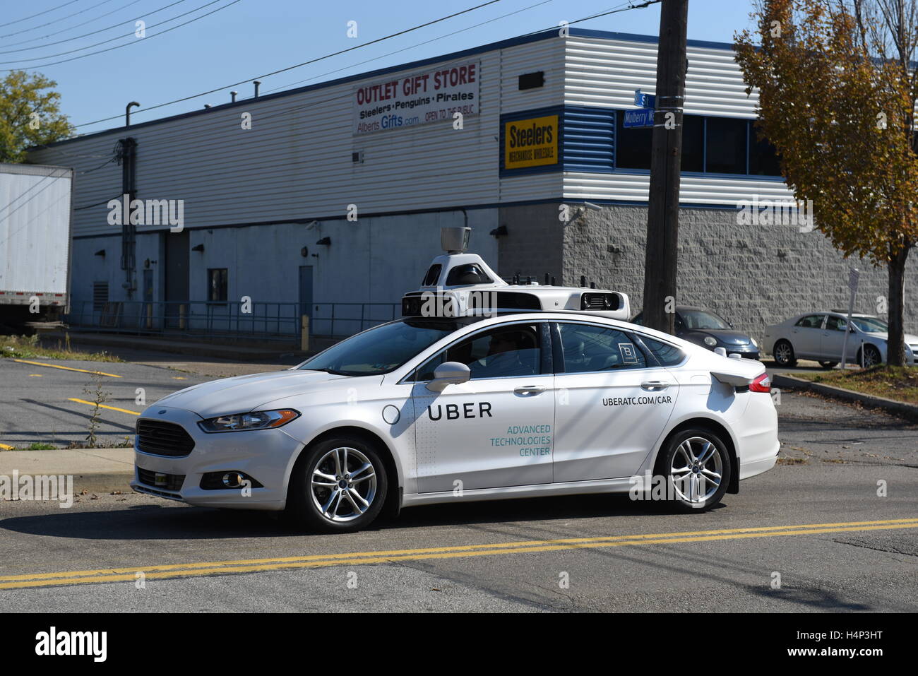 Getestet von Uber fahrerlose selbst fahren Auto Taxi-Service company in Pittsburgh, PA Stockfoto
