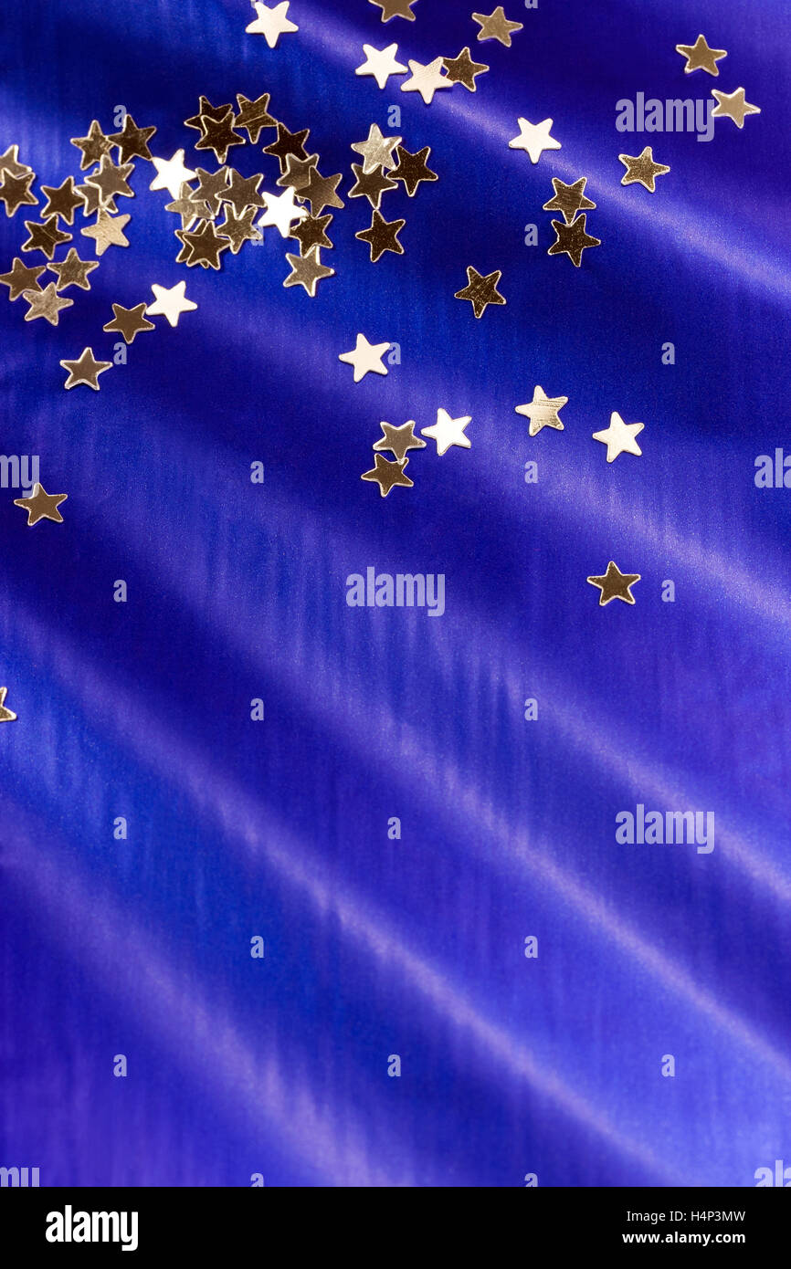 Silberne Weihnachtssterne auf blauem Hintergrund Stockfoto