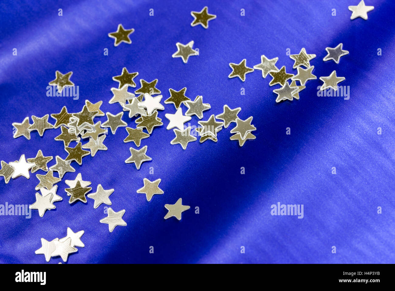 Glitzernden silbernen Sternen auf blauem Hintergrund Stockfoto