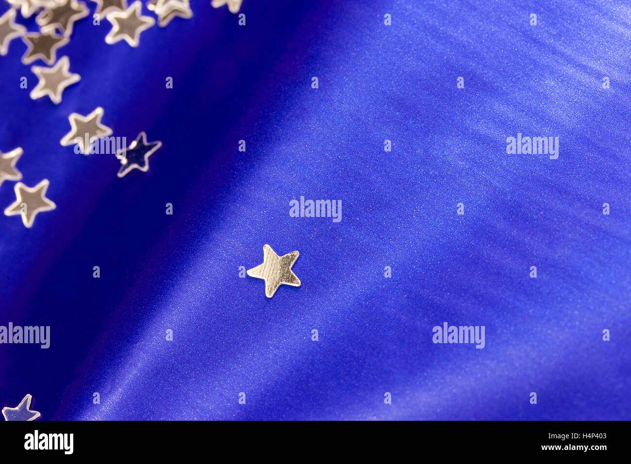 Dunkelblauen Hintergrund mit glitzernden Sternen Stockfoto