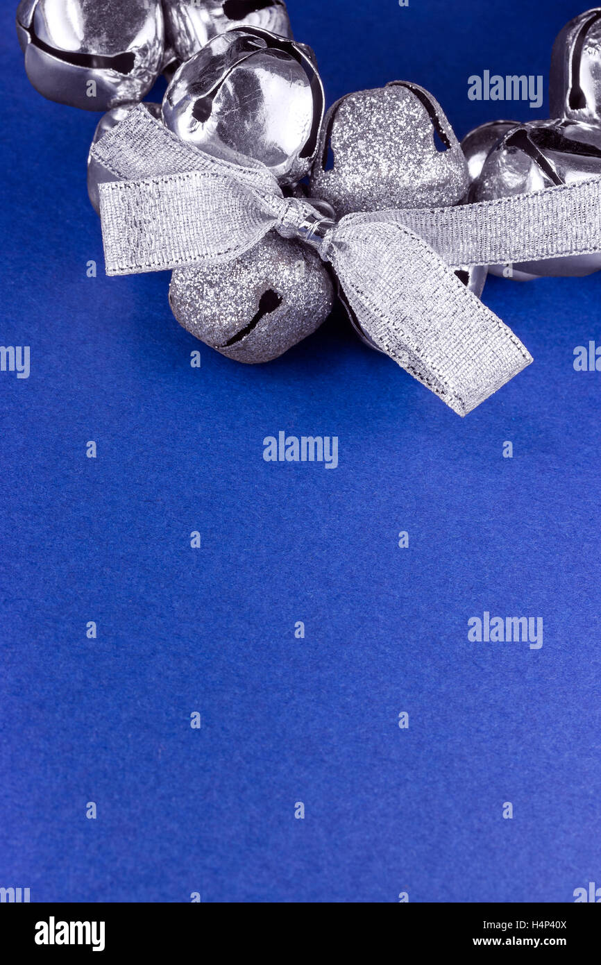 Silber Weihnachtsglocken auf blauem Hintergrund Stockfoto